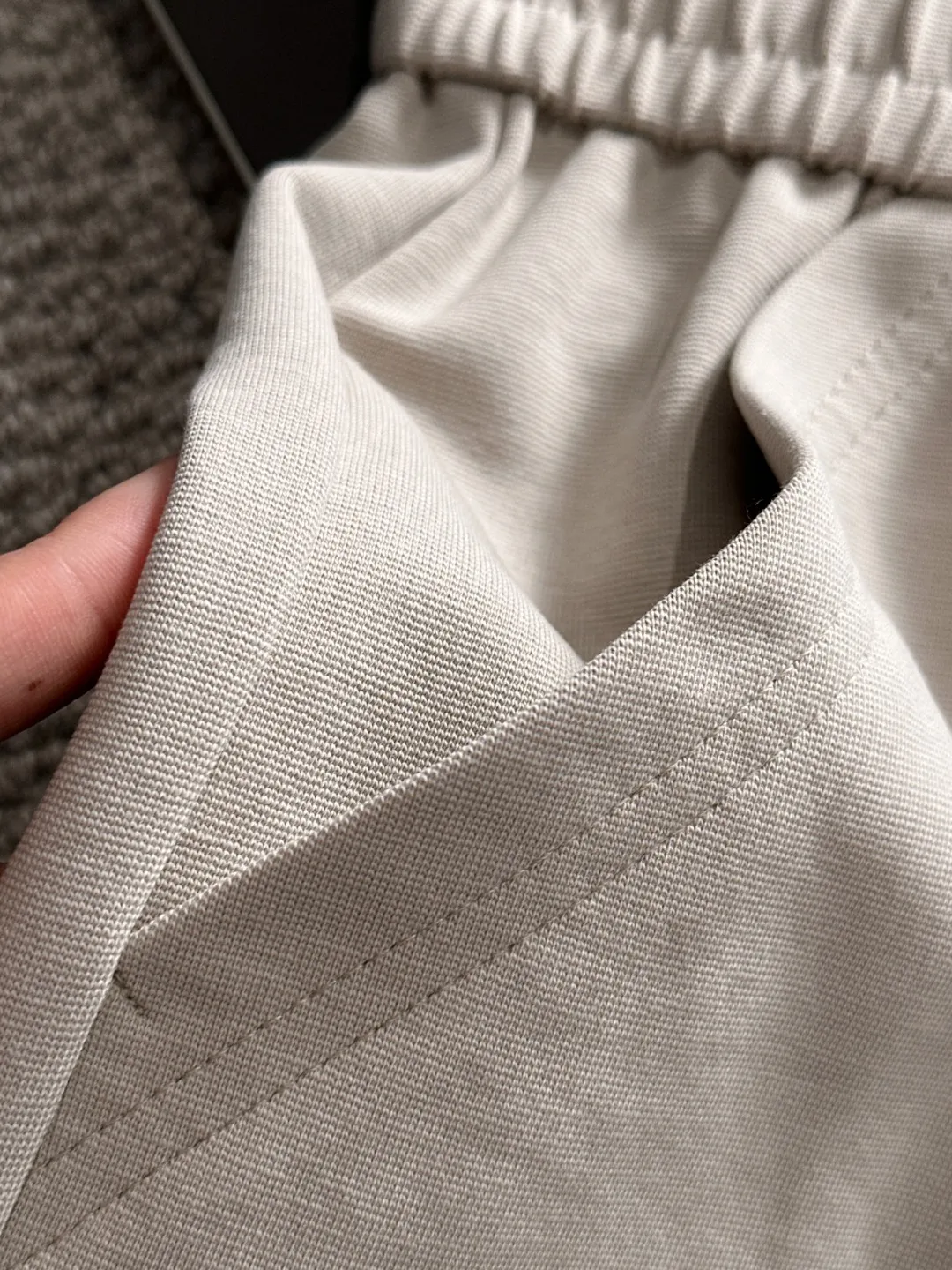 🅿️330 shipped next day. High quality Stone Island/Stone Island 2025 spring and summer new high-definition elastic band casual solid color loose shorts. Made with machines imported from Italy. The hem of the trousers is stitched with two needles. The stitching is fine and firm. The fabric is customized at the counter. It has high breathability and comfort. The details are impeccable. The brand element design concept reflects high quality. It feels delicate and soft! It presents a casual cut and the upper body shape is great! Size: S-XXL